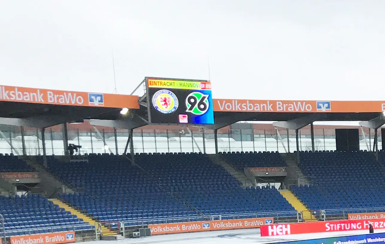 Eine leere Fankurve im Eintracht-Stadion.