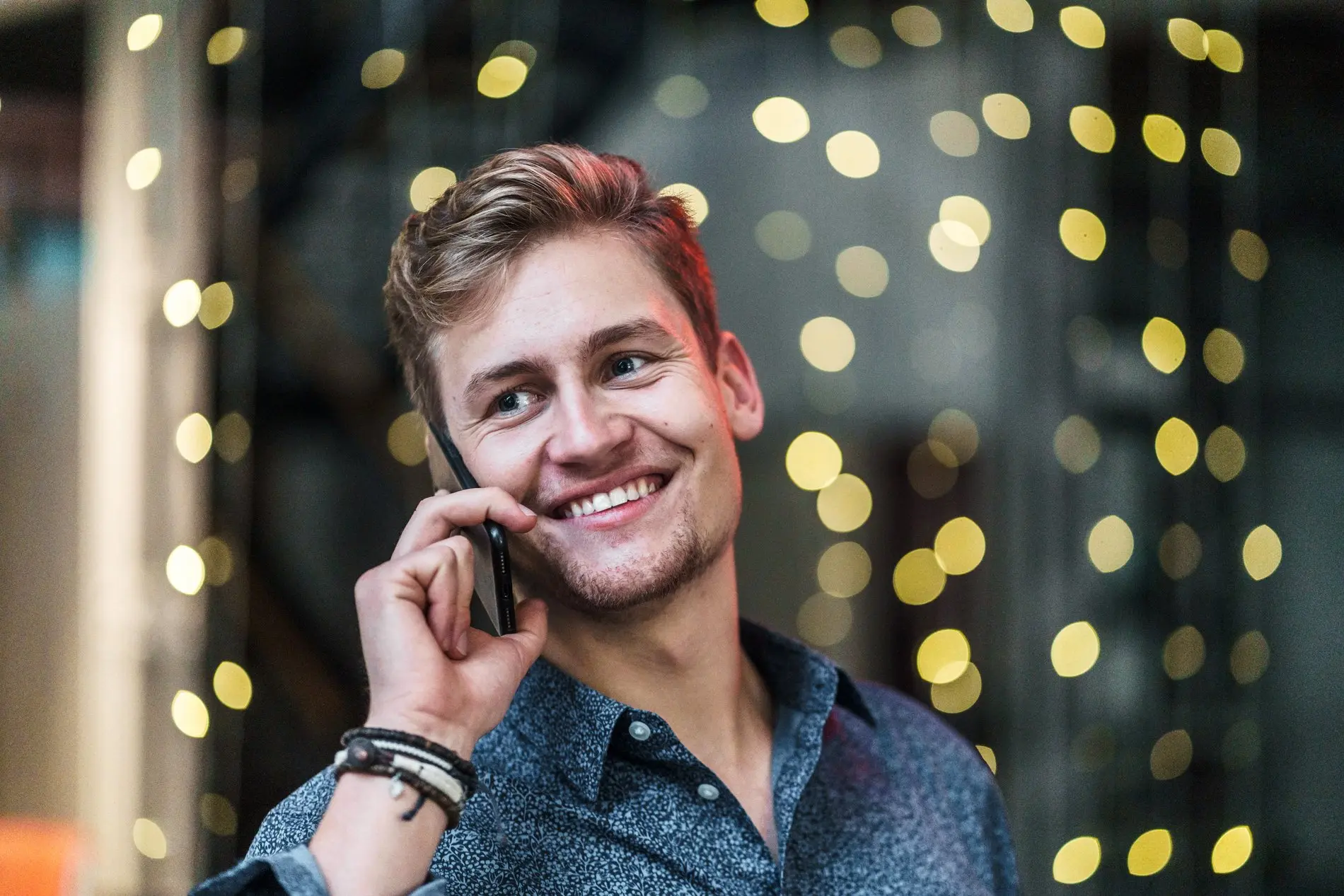 Ein junger Mann telefoniert mit einem Smartphone.