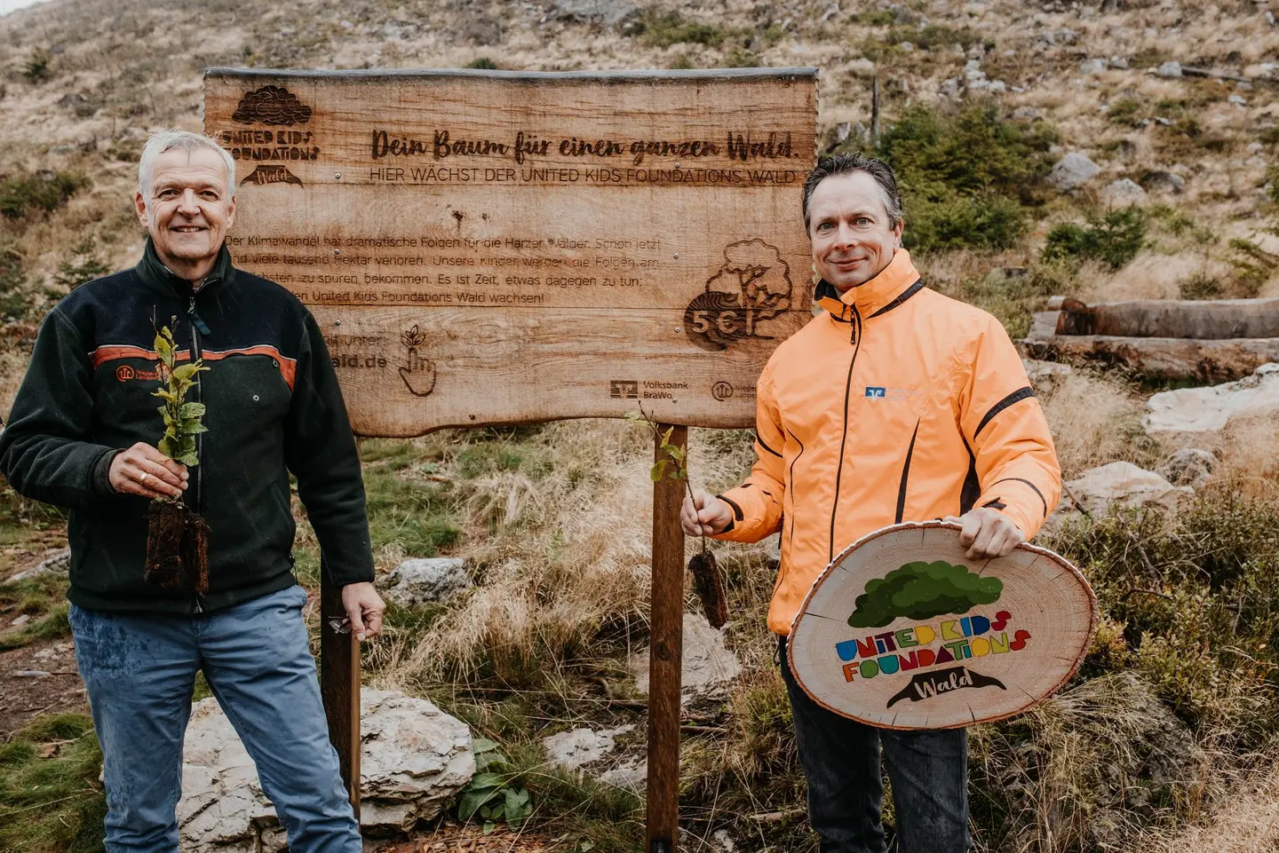 Zwei Männer im harz, zwischen ihnen eine Schaufel.