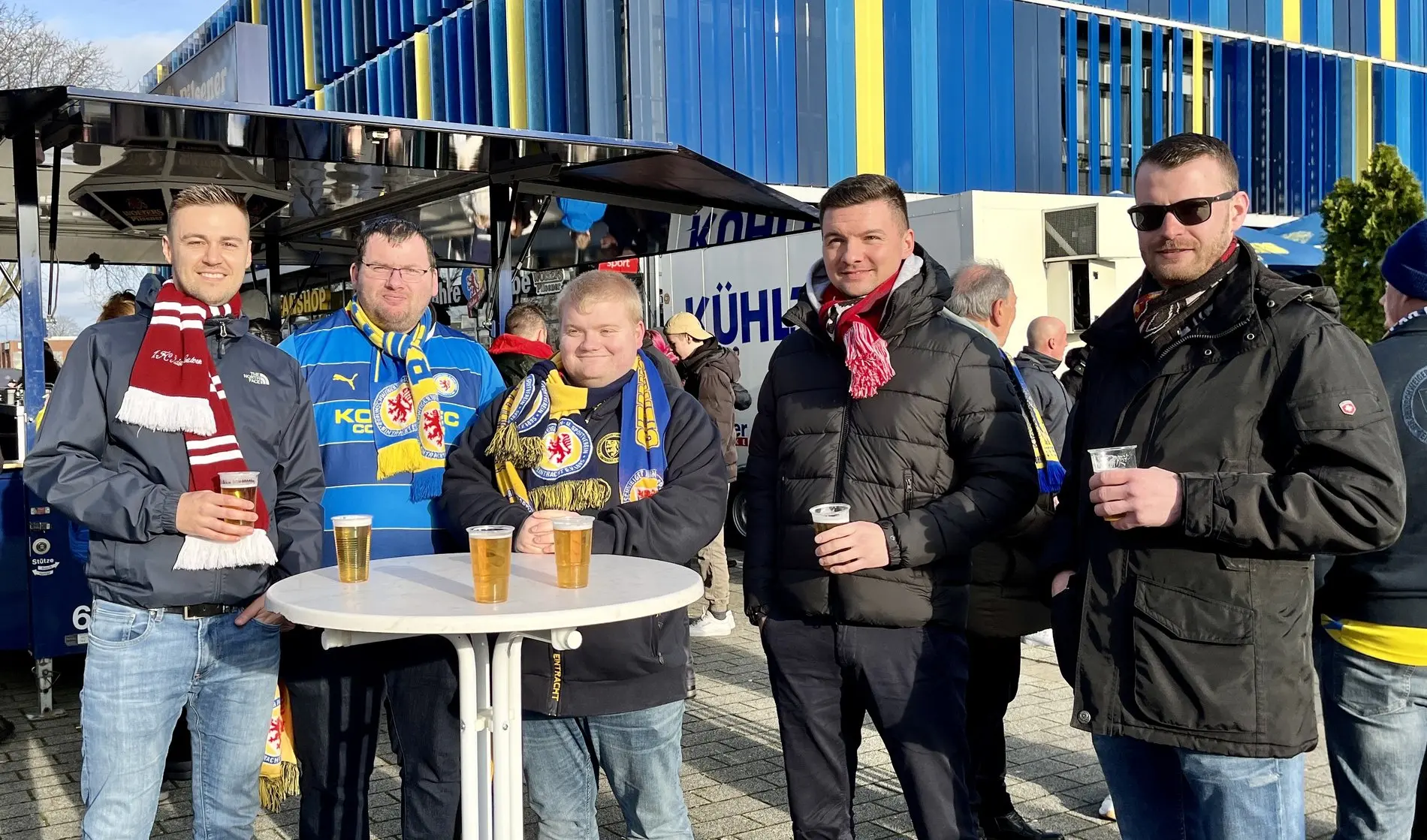 Fans aus Kaiserslautern und von Eintracht Braunschweig an einer Theke. 