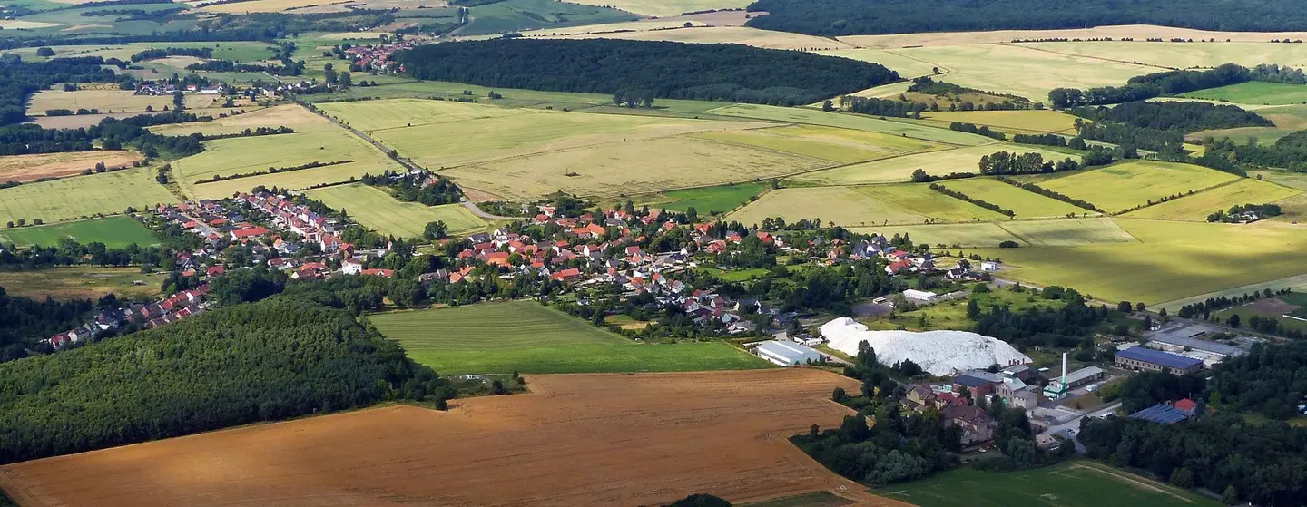 Ein Dorf in Luftaufnahme.