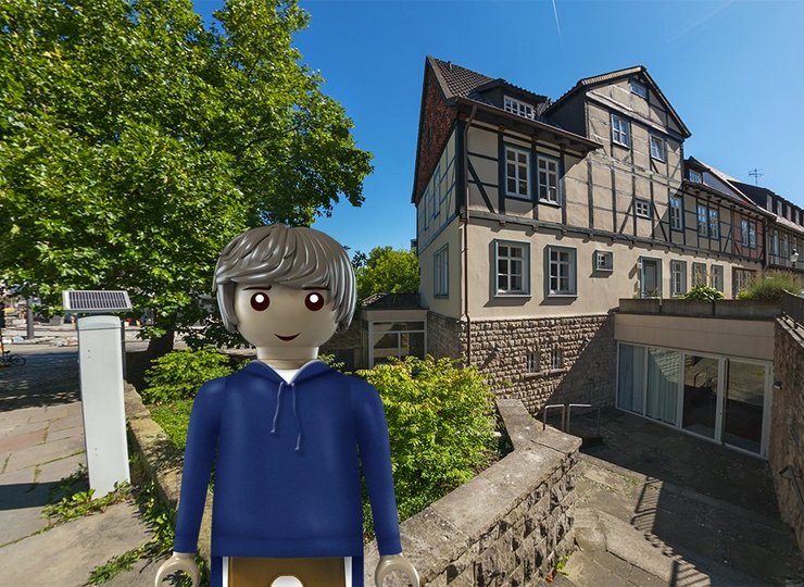 Eine virtuelle Playmobil-Figur vor einem Fachwerkhaus in Wolfenbüttel.