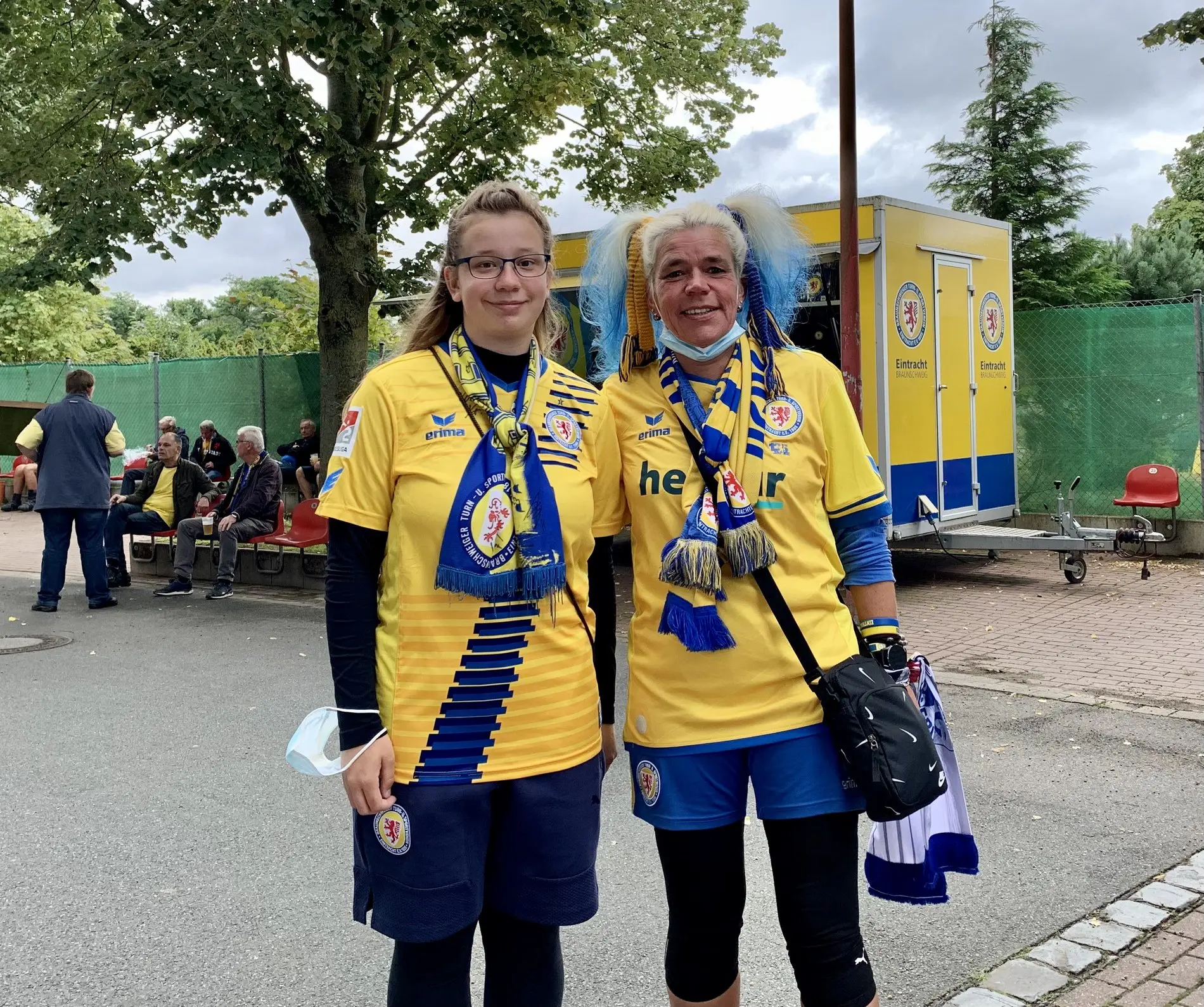 Zwei Frauen in Eintracht-Trikots.