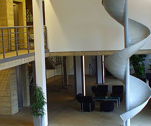 Das Forum des Saatgut-Unternehmens Strube in gelb, weiß und grau erinnert an Bauhaus-Architektur.