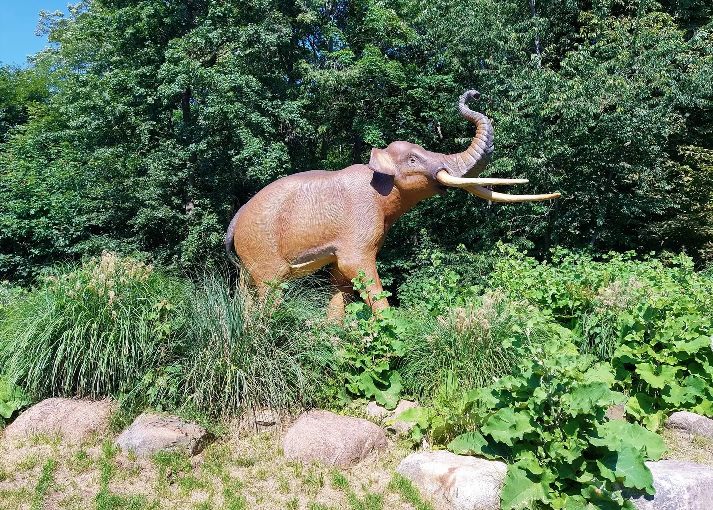Die Nachbildung eines Elefanten im Wald.