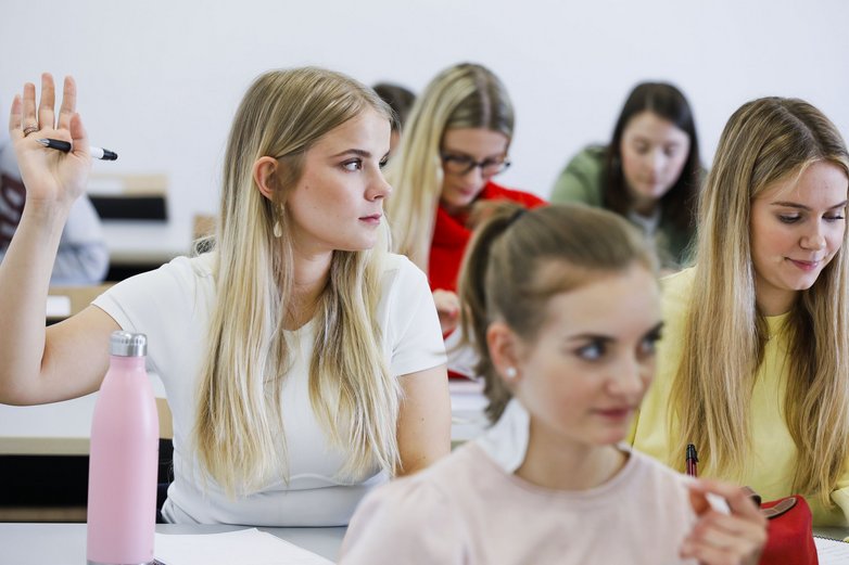 Studierende beim Unterricht in der Welfenakademie. 