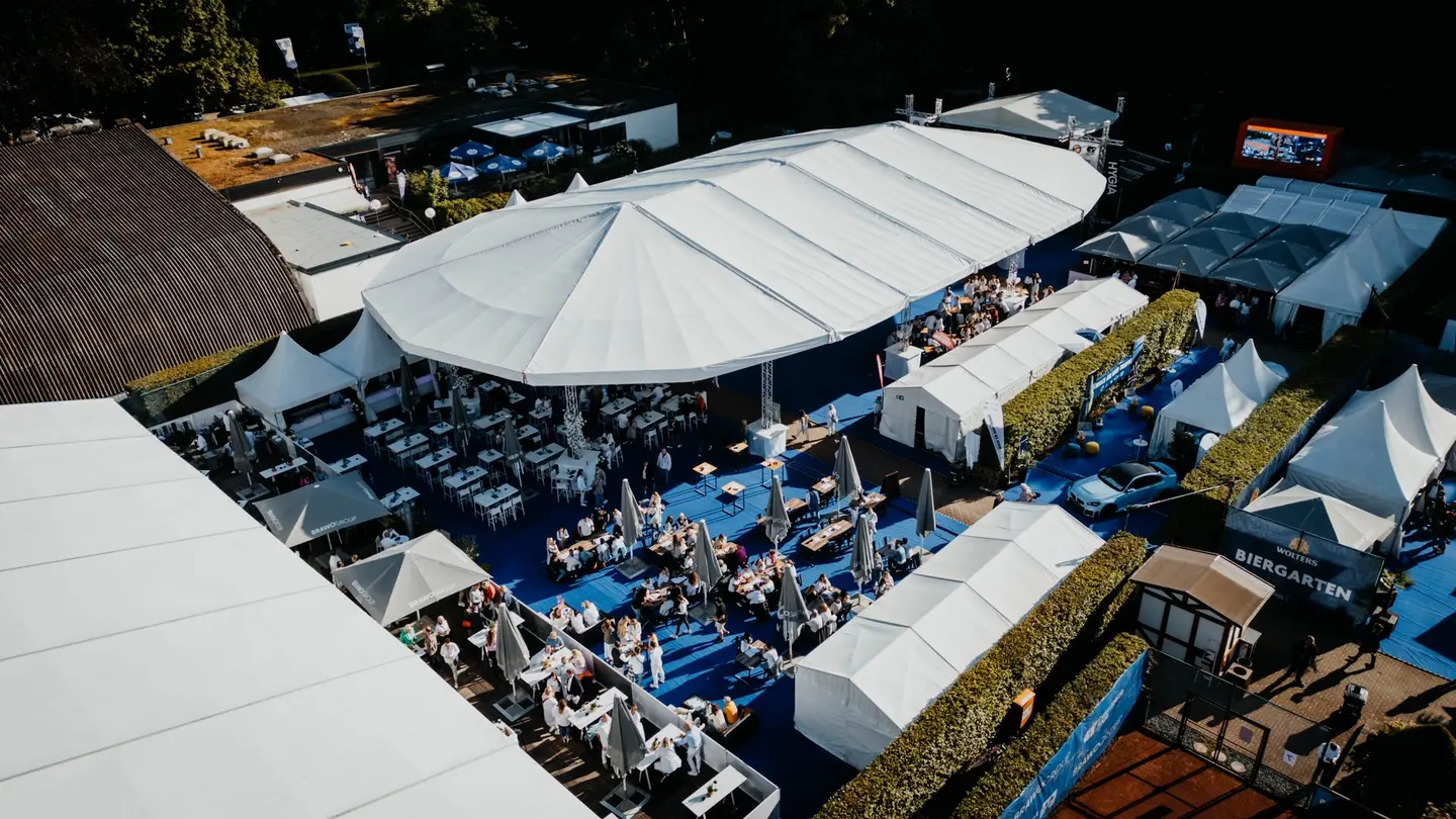 Imposanter Blickfang: Der große Event-Paragu verleiht den BRAWO OPEN unverwechselbare Atmosphäre und macht das Feiern auf dem Turniergelände besonders angenehm.