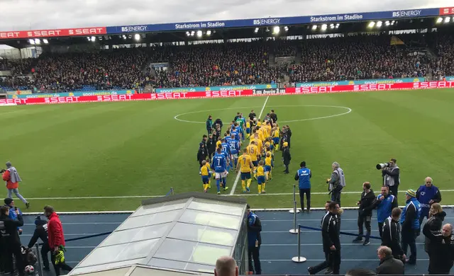 Eine Fußballmannschaft läuft ins Stadion ein