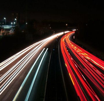Autobahn mit Langzeitbelichtung fotografiert  (Bildrechte: Allianz für die Region GmbH / Maximilian Konrad)