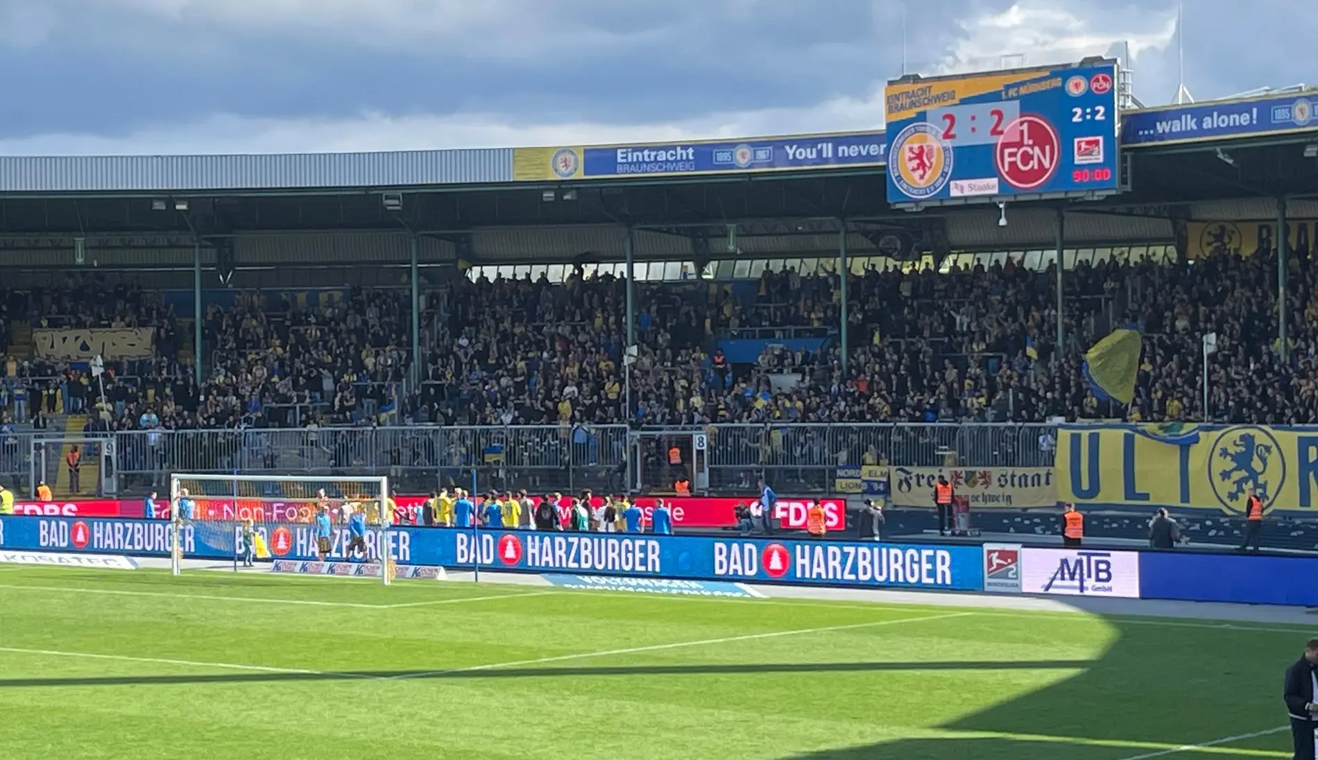 Das Stadion von Eintracht Braunschweig mit der Anzeigetafel.