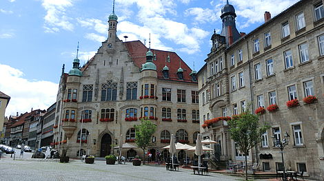 Das historische Rathaus von Helmstedt vor blauem Himmel im Sommer. 