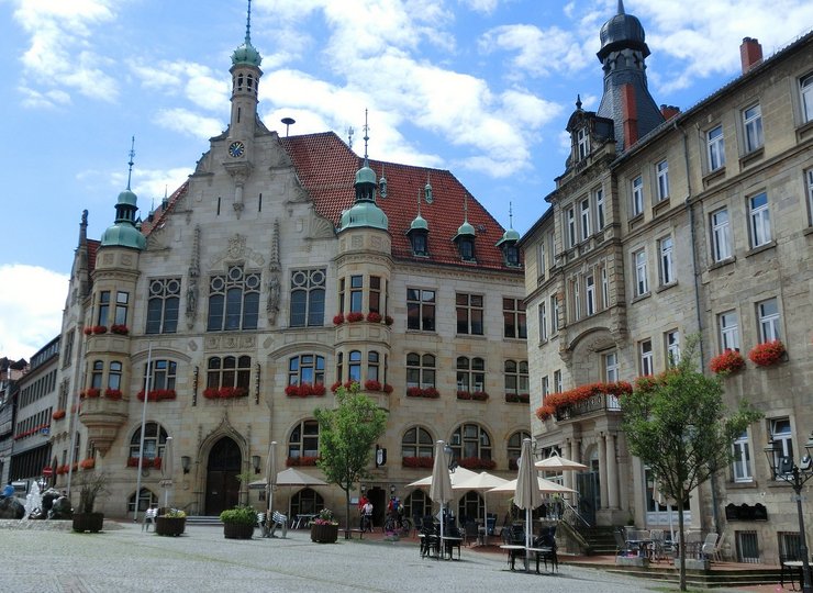 Das historische Rathaus von Helmstedt vor blauem Himmel im Sommer. 