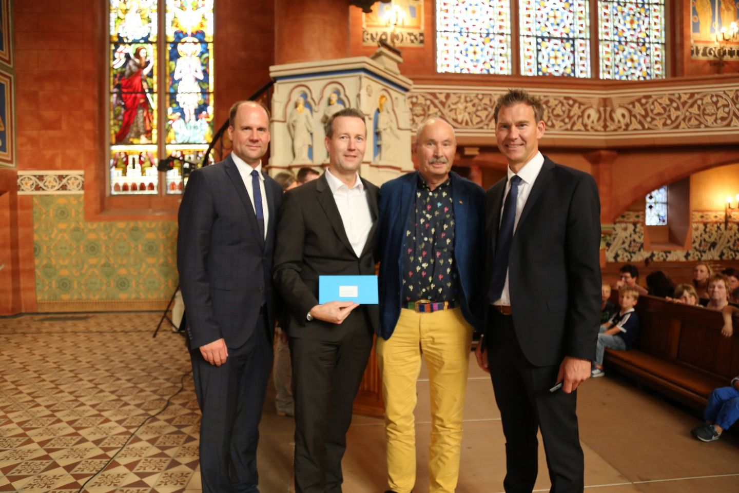 Die Preisverleihung zur Initiative „Gemeinsam Helfen“ in Peine. 