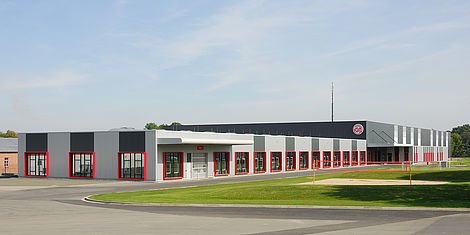 Die grau-rote Produktionshalle der Firma Möhlenhoff in Salzgitter.