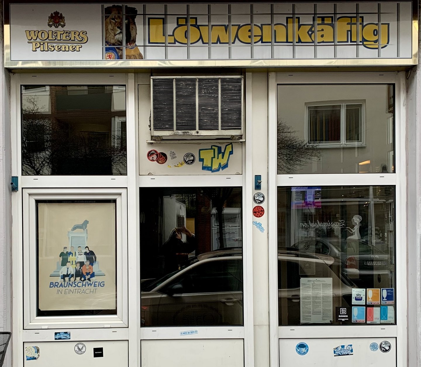 Der Eingang einer Kneipe.