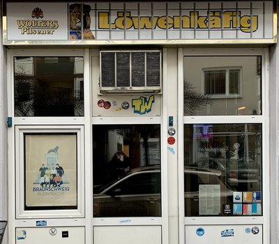 Der Eingang einer Kneipe.