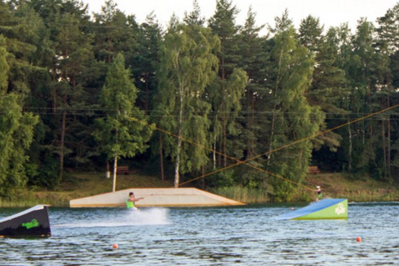 Wakeboarder in der Wasserski- und Wakeboardanlage auf dem Bernsteinsee im Landkreis Gifhorn.