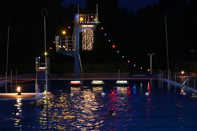 Lichter auf dem Freibad Räbke – beim Lichterschwimmen.