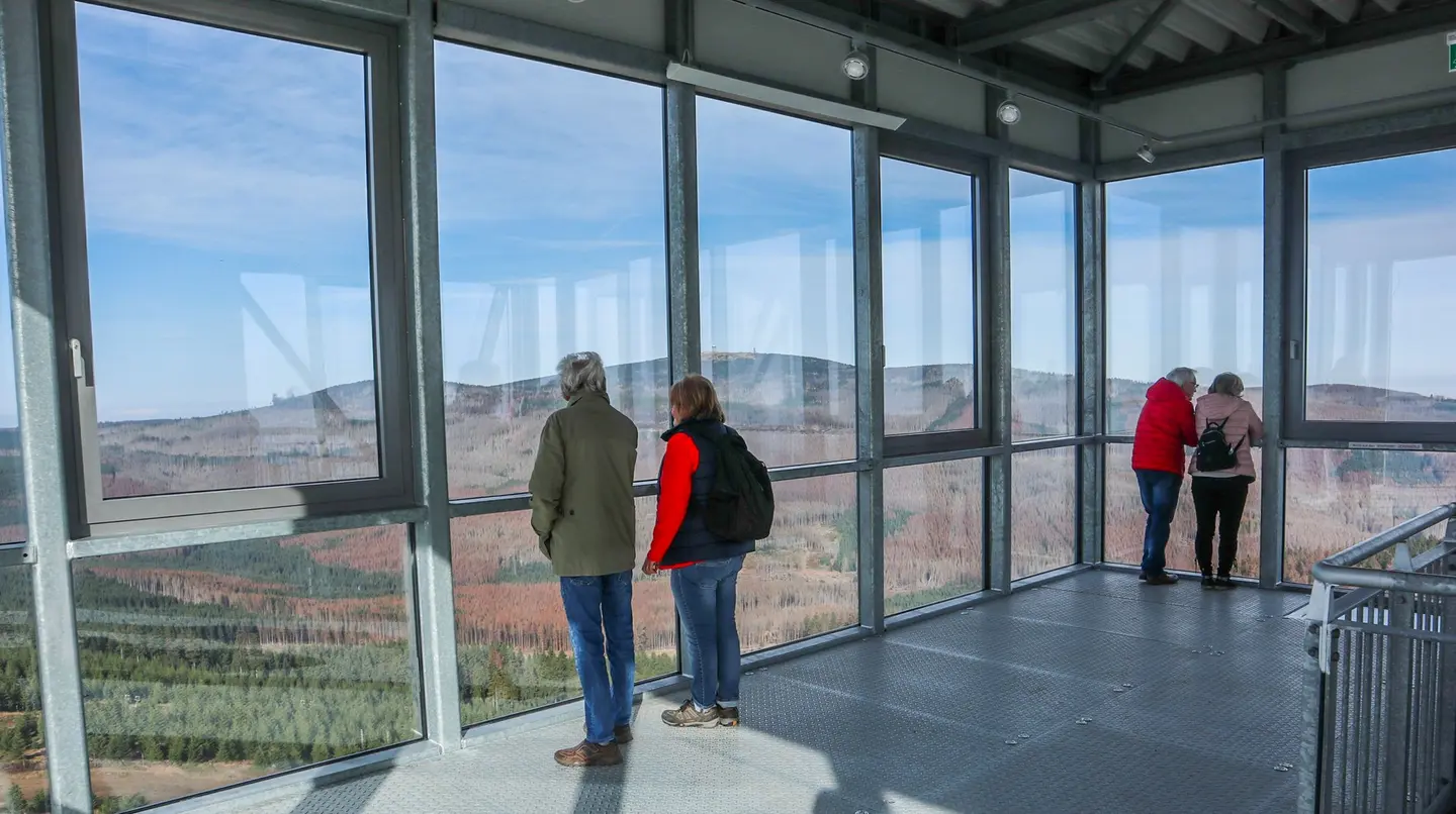 Die Besucherplattform auf dem Wurmberg-Turm im Kreis Goslar.