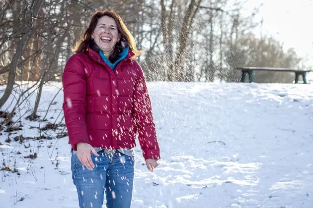 Eine Frau wirft mit Schnee.