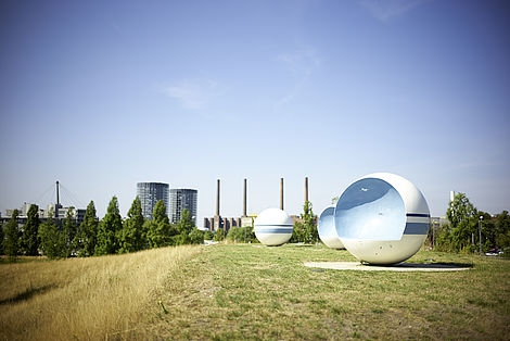 Blick vom Allerpark Wolfsburg auf die VW-Türme 