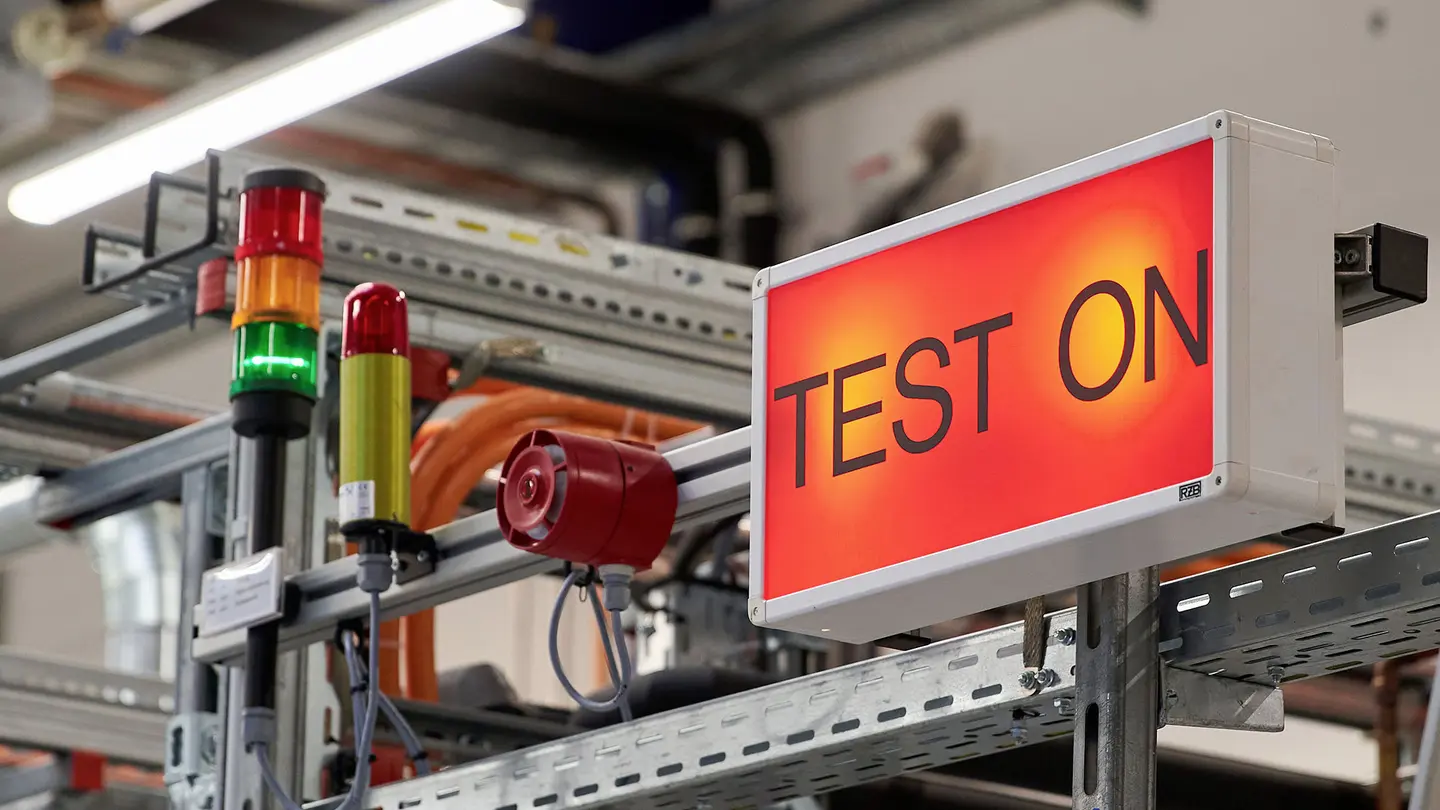 Ein Testschild leuchtet rot.