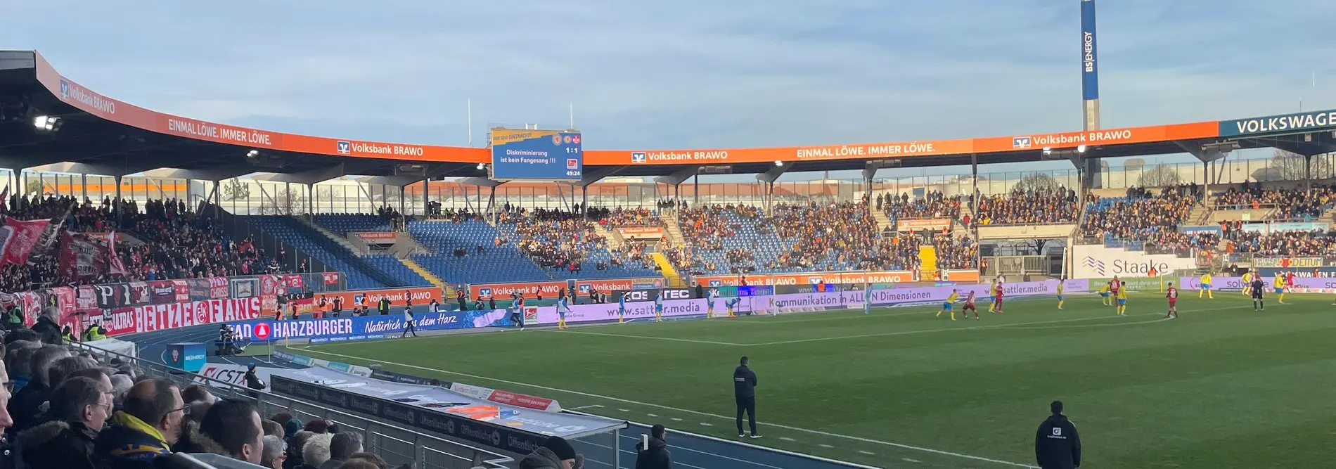 Eine immer wieder wichtige Message auf der Anzeigetafel: Diskriminierung ist kein Fangesang.