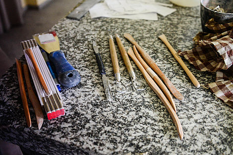 Verschiedene Werkzeuge zur Tonbearbeitung liegen in der Steinmetzschule Königslutter.