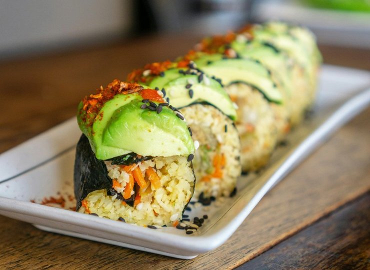 Leckere vegane Sushi-Rolls gibt es bei Tini Sushi & Vegan in Salzgitter.