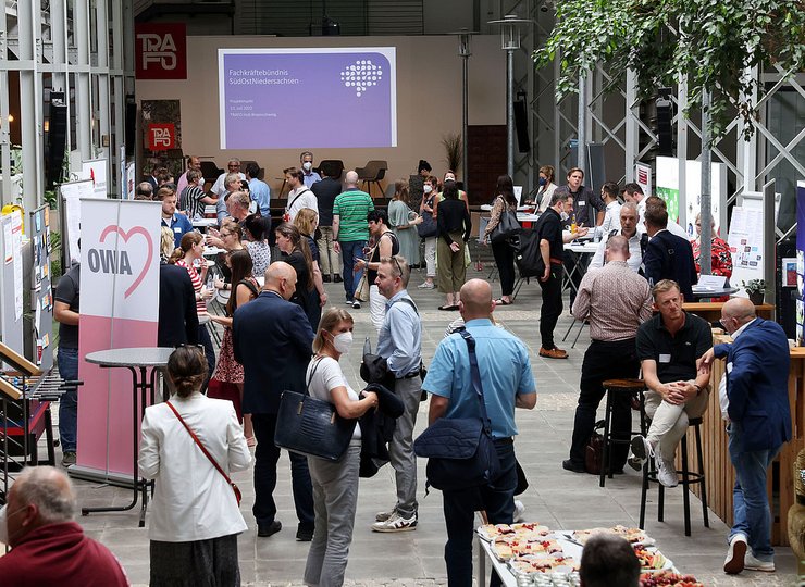 Einiges los war im Juli 2022 im Trafo Hub, wo sich verschiedene Qualifizierungs- und Vernetzungsprojekte sowie das Fachkräftebündnis SüdOstNiedersachsen präsentierten.