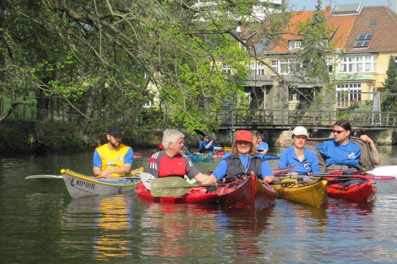Paddelbegeisterte in Kanus auf der Oker. 