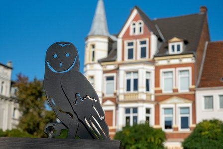 Auch das Wahrzeichen Peines, die Eule, schmückt eine Künstlerbank