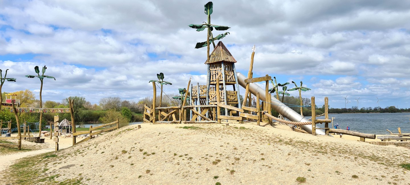 Man blickt auf den Piratenspielplatz am Salzgittersee