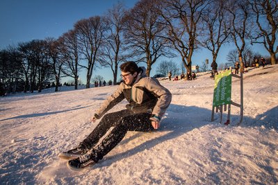 Ein Mann fällt vom Schlitten.