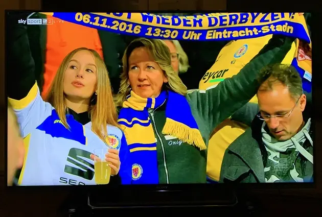Drei Eintracht-Fans im Fernsehen.