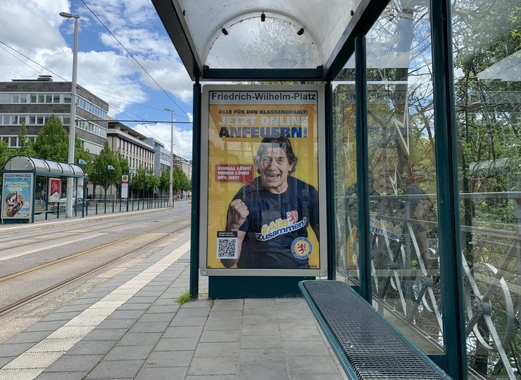 Ein Eintracht-Fan als Bild auf einem Werbeplakat.