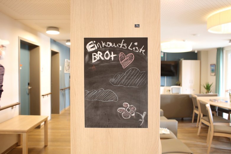 Eine Tafel, auf der "Brot Einkaufen" steht.