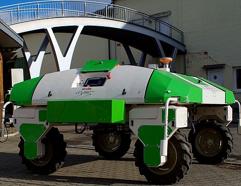 Der „phenoFieldBot“ fährt auf vier Rädern und ist grün-weiß lackiert. 