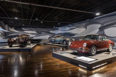 Man blickt auf die Exponate in einem der Ausstellungsräume des Zeithauses.