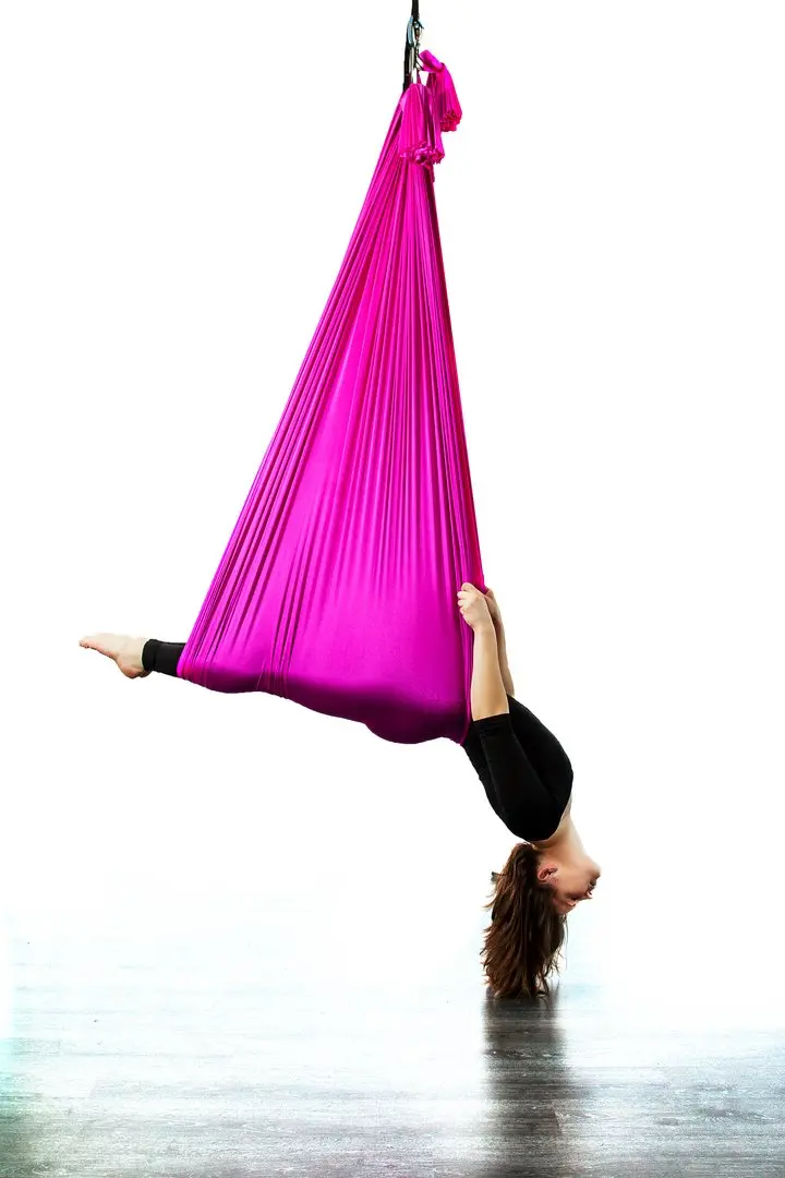 Der gesamte Körper wird beim Aerial Yoga in das dehnbare Tuch gelegt.