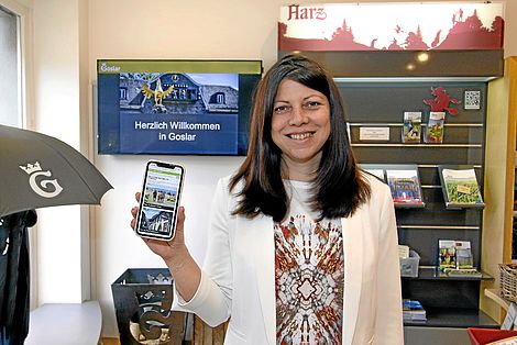 Marina Vetter zeigt die Goslar-App auf ihrem Handy. 