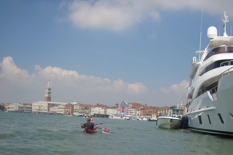 Kanufahrer auf dem Wasser in Venedig. 