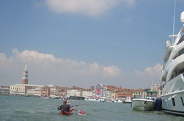 Kanufahrer auf dem Wasser in Venedig. 