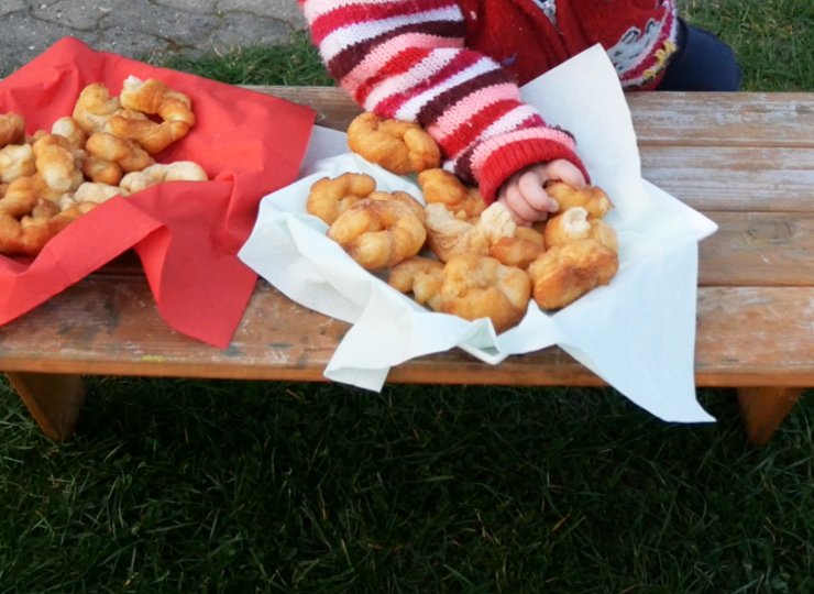 Kind greift in Schale mit Prilleken