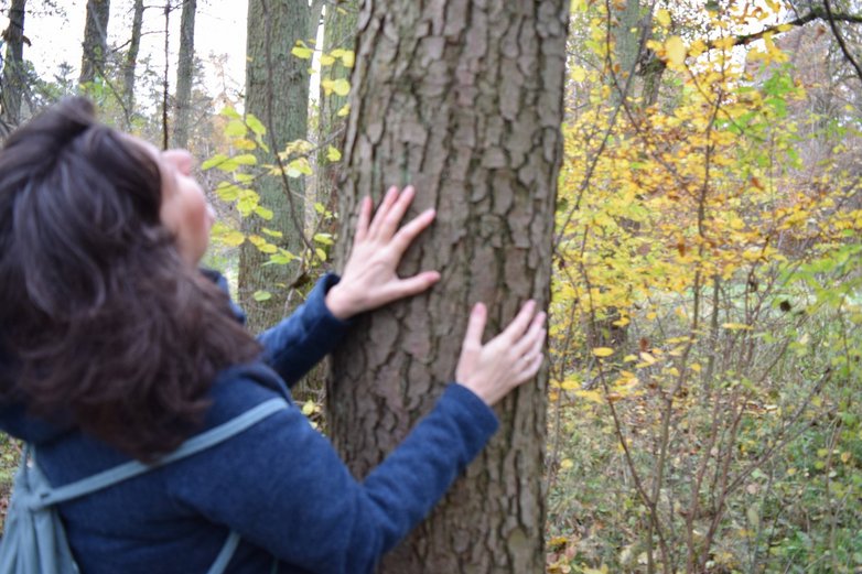 Nicole Schaa beim Fühlen der verschiedenen Arten von Baumrinde.