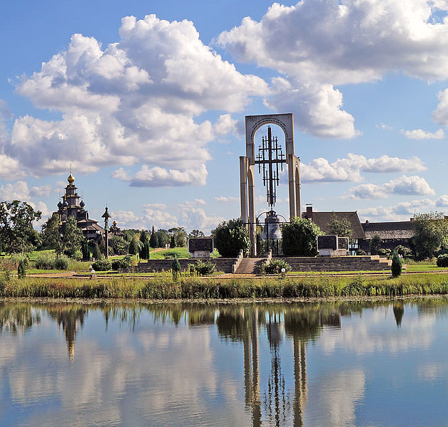 Das Bild zeigt mehrere historische Mühlen, die an einem Fluss stehen. (Bildrechte: aboutcities)