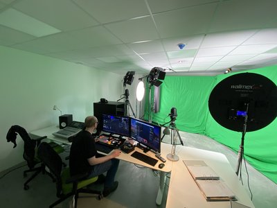 Ein Videostudio mit Mischpult.