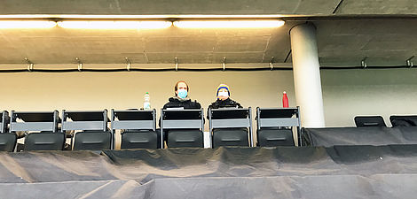 Zwei Männer mit Mundschutz auf der Tribüne des Eintracht-Stadions.