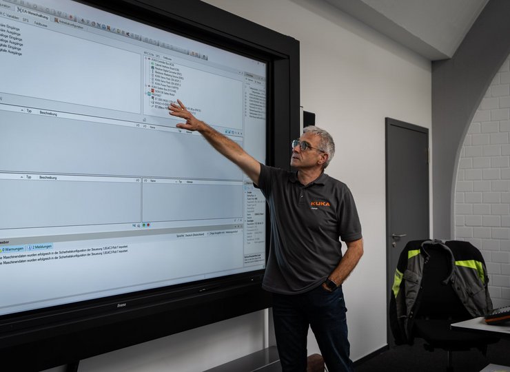 Dozent Holger Schmidt zeigt, wie die Programme bedient werden …