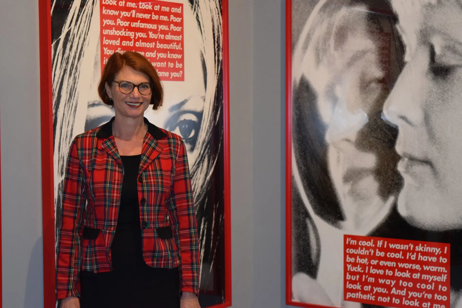 Vor Krugers Werken steht Bettina Ruhrberg im Möchehaus-Museum.